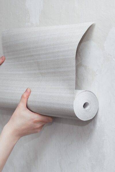 tapetowanie ścian; jak kłaść tapetę od okna czy do okna; jak położyć tapetę; jak przykleić tapetę; tapeta na pomalowaną ścianę; gruntowanie klejem do tapet czas schnięcia